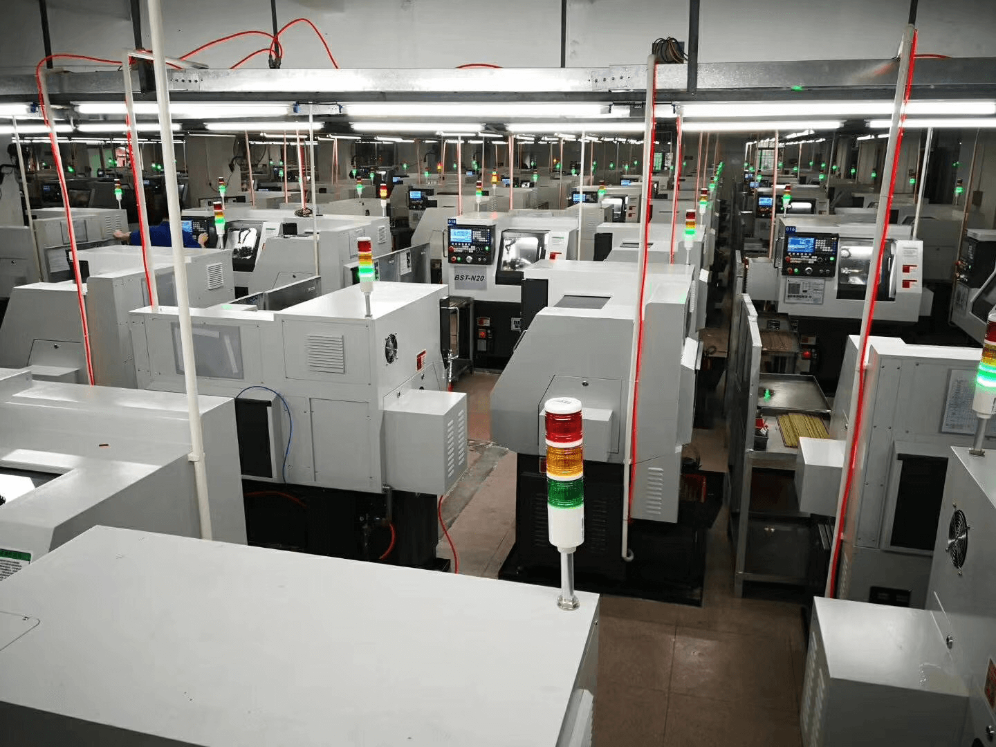 威海博世特批量配套華中HNC-808D系統(tǒng)的精密走心機(jī)車間.png